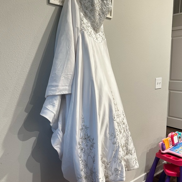 Luxury Wedding Dress with crystals and exotic large drape - Picture 4 of 7